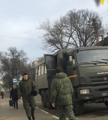 РФ намагається відновити втрати у Криму: особовий склад окупантів регулярно привозять до Джанкоя