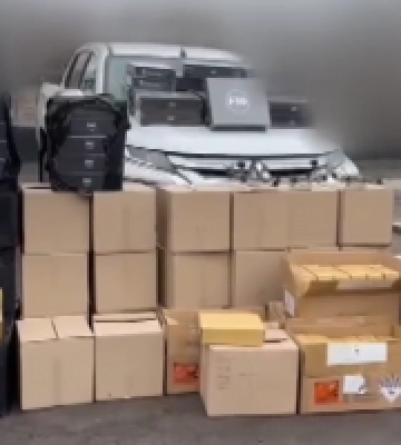 Київщина передала 500 FPV-дронів і чотири пікапи військовим 72-ї бригади Чорних Запорожців