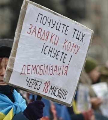 У Запоріжжі рідні військових вийшли на пікет за демобілізацію після 18 місяців служби