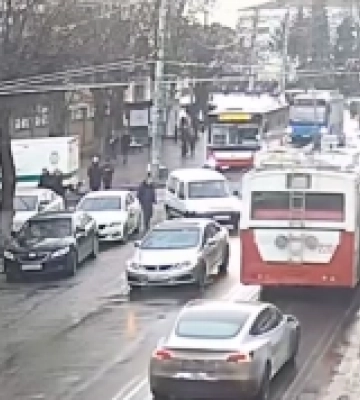 На камери відеонагляду потрапила аварія у центрі Луцька