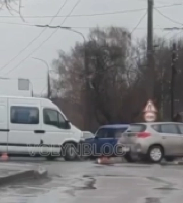 У Луцьку на перехресті Потебні та Гнідавської сталася аварія