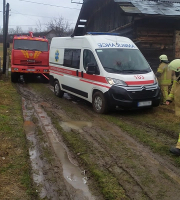 «Швидкі» двічі застрягали на дорогах Львівщини протягом доби