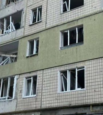 У Львові на Сихові замінили майже всі вибиті обстрілом вікна