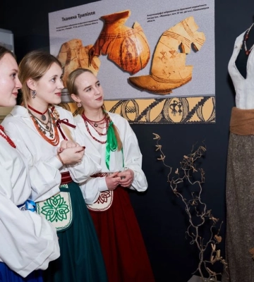 Ткань возрастом 6 тыс. лет впервые в Украине представили в музее на Черкасщине. Вот почему это важно