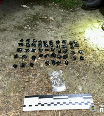 Понад 90 згортків із забороненим товаром: в Одесі затримали чоловіка