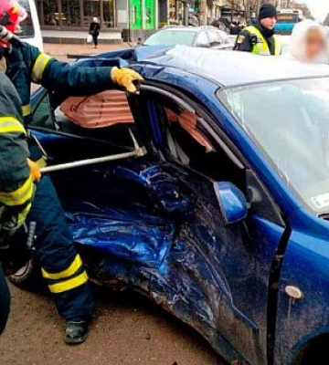У Кривому Розі рятувальники дістали з понівеченої автівки травмовану дівчинку