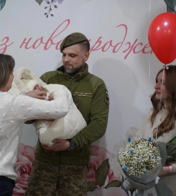 &quot;Діти 118 бригади&quot;: побратими загиблого воїна з Черкас зустріли його малюка з пологового