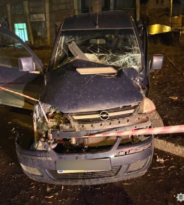 Фургон зіткнувся з &quot;БМВ&quot; та з деревом: у Рівному травмувалась 44-річна пасажирка (ФОТО)