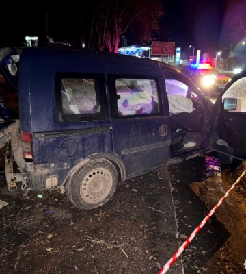 Фургон зіткнувся з &quot;БМВ&quot; та з деревом: у Рівному травмувалась 44-річна пасажирка (ФОТО)