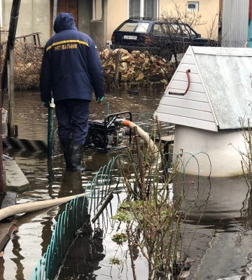 Волинські рятувальники вчора відкачували воду із двох затоплених обійсть