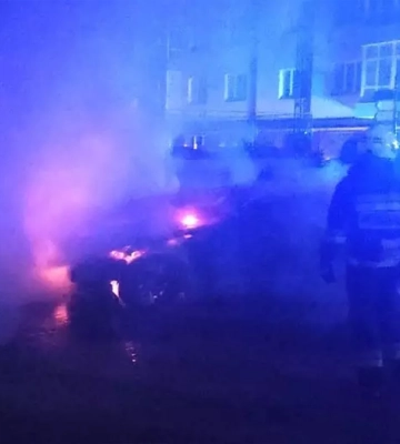 У Франківську серед ночі загорівся автомобіль