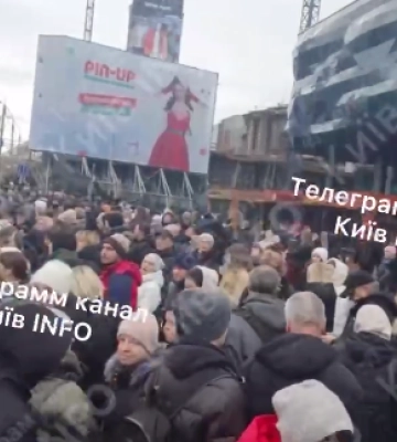 У Києві утворилися кілометрові затори: сотні людей стоять на зупинках, фото та відео