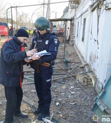 Загиблий та постраждалий: поліцейські документують наслідки ворожих обстрілів Миколаєва