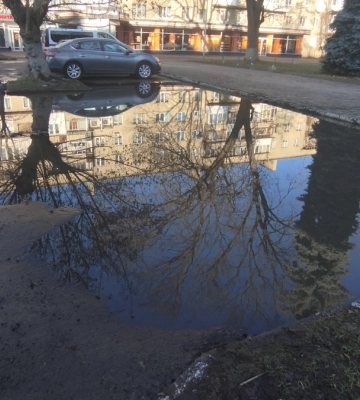 У Франківську затопило парковку. Що відомо?