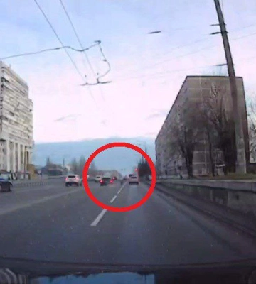 У Дніпрі від авто на ходу відірвалось колесо і вилетіло на тротуар