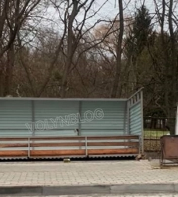 Під Луцьком вітер здув зупинку біля психлікарні (відео)