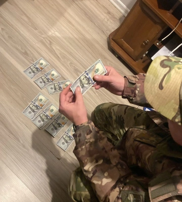 На Одещині співробітник військкомату та правоохоронець торгували &quot;білими квитками&quot; — ДБР