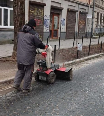Львівські хідники чистять механізованими прибиральними щітками