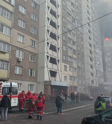 Внаслідок ракетної атаки в Києві понад 10 постраждалих, згоріло 40 автомобілів