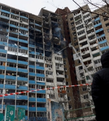 Внаслідок ракетної атаки в Києві понад 10 постраждалих, згоріло 40 автомобілів