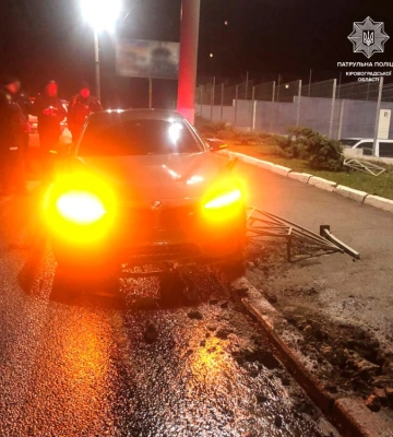 У Кропивницькому водій BMW врізався в паркан (ФОТОФАКТ)