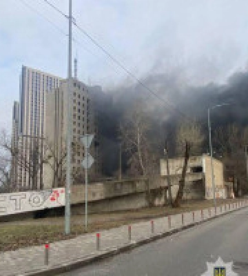 Внаслідок ракетної атаки в Києві понад 10 постраждалих, згоріло 40 автомобілів