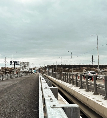 Рух новим мостом між Києвом і Гостомелем повністю відновили
