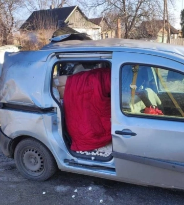 На Дніпропетровщині ворожий безпілотник атакував авто: двоє людей поранені