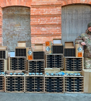 Десантники із Чернівців отримали пікапи, дрони та рації на понад 33 млн грн