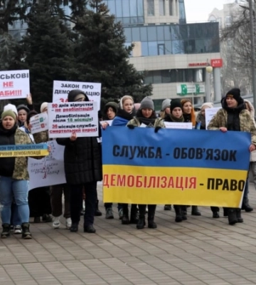 У Запоріжжі рідні військових вийшли на пікет за демобілізацію після 18 місяців служби