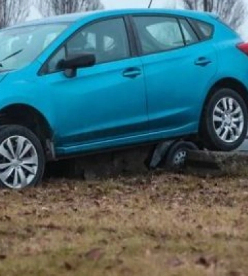 Аварія на Набережній Заводській у Дніпрі: зіткнулись Subaru та ВАЗ