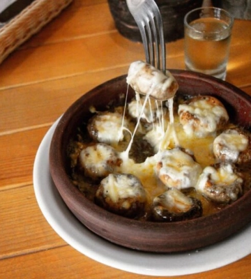 Секрет великолепного вкуса: шампиньоны с орехами и сыром в духовке