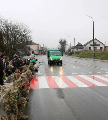 Пів року вважали зникли безвісти: на Волині всім селом прощалися з 31-річним Героєм Іваном Майструком. Фото