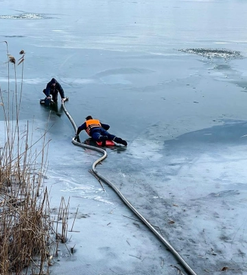 У Шполі двоє людей провалились під кригу на місцевому ставку