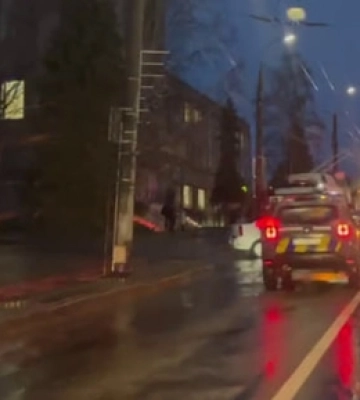 У Луцьку на Винниченка аварія: автомобіль збив велосипедиста (відео)
