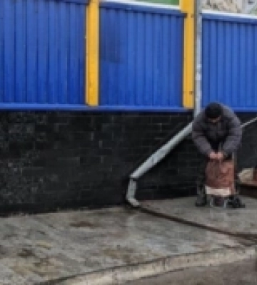 У Рівному прибрали кіоск на тролейбусній зупинці, який роками перекривав тротуар