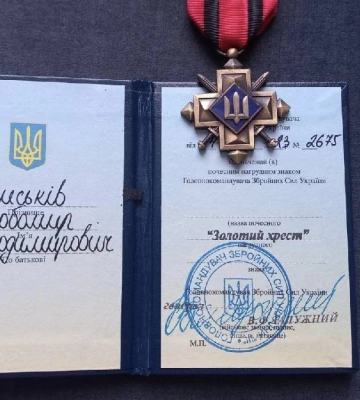 Воїн з Івано-Франкіщини отримав нагороду “Золотий хрест” від Залужного