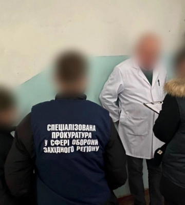 В Хмельницкой области задержали врача, который требовал 5 000 долларов взятки у военного