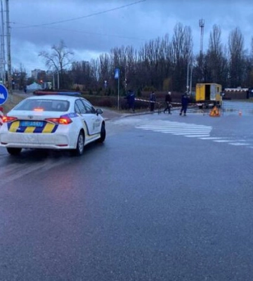 У Голосіївському районі столиці прорвало трубу, вода залила проїжджу частину