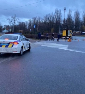 У Києві стався прорив води на проспекті, рух транспорту ускладнений