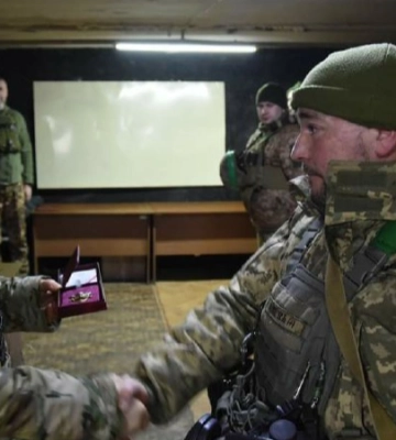 Захисник з Волині отримав почесну відзнаку від командувача Сухопутних військ ЗСУ