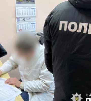 Продавали довідки про інвалідність ухилянтам: у Києві викрили лікаря та експосадовицю. Фото