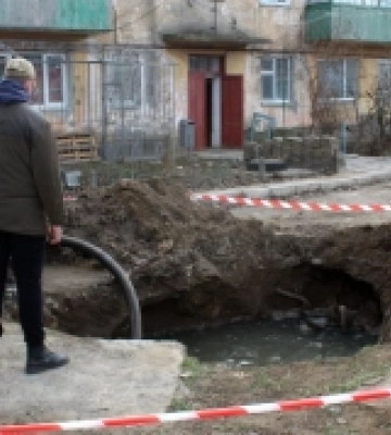 У Білгороді-Дністровському ліквідовують порив на мережі водовідведення