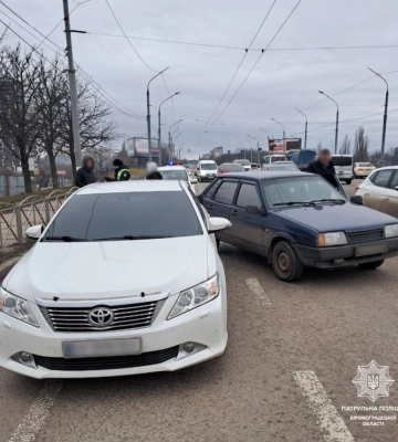 У Кропивницькому зіштовхнулися три автівки (ФОТОФАКТ)