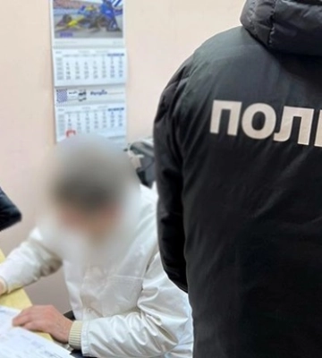 Продавали довідки про інвалідність ухилянтам: у Києві викрили лікаря та експосадовицю. Фото
