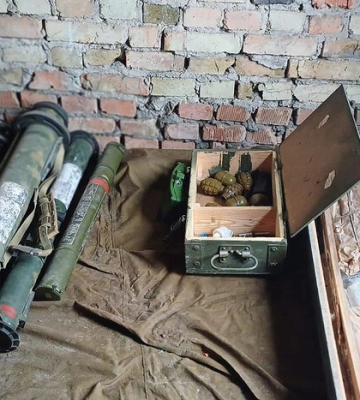 Поблизу Києва виявлено схрон зброї РФ: деталі 