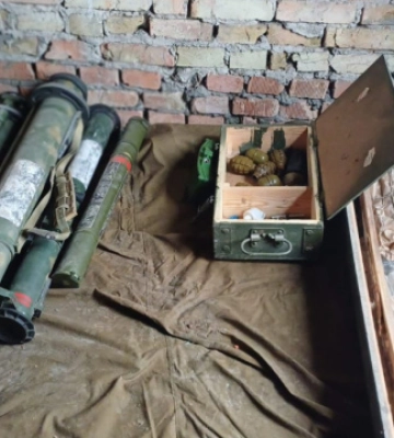 СБУ виявила поблизу Києва три схрони зі зброєю та вибухівкою для російських ДРГ