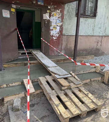 У Дніпрі ремонтують вимощення та ґанки біля багатоповерхівок