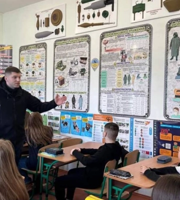 У Надвірній рятувальники проводять заняття з безпеки для учнів
