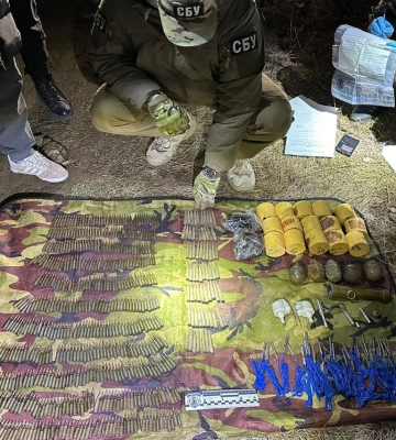 Три схрони із російською зброєю та вибухівкою виявили у 3 областях: поблизу Києва знайшли гранатомети ворожих ДРГ